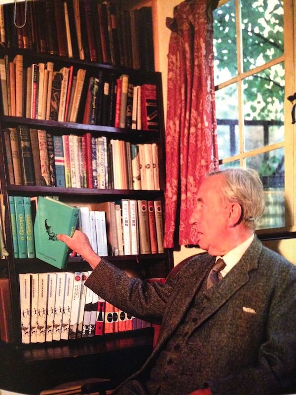 Tolkien, J. R. R., O gnomo. The Hobbit. No escritório com a rara edição portuguesa do The Hobbit