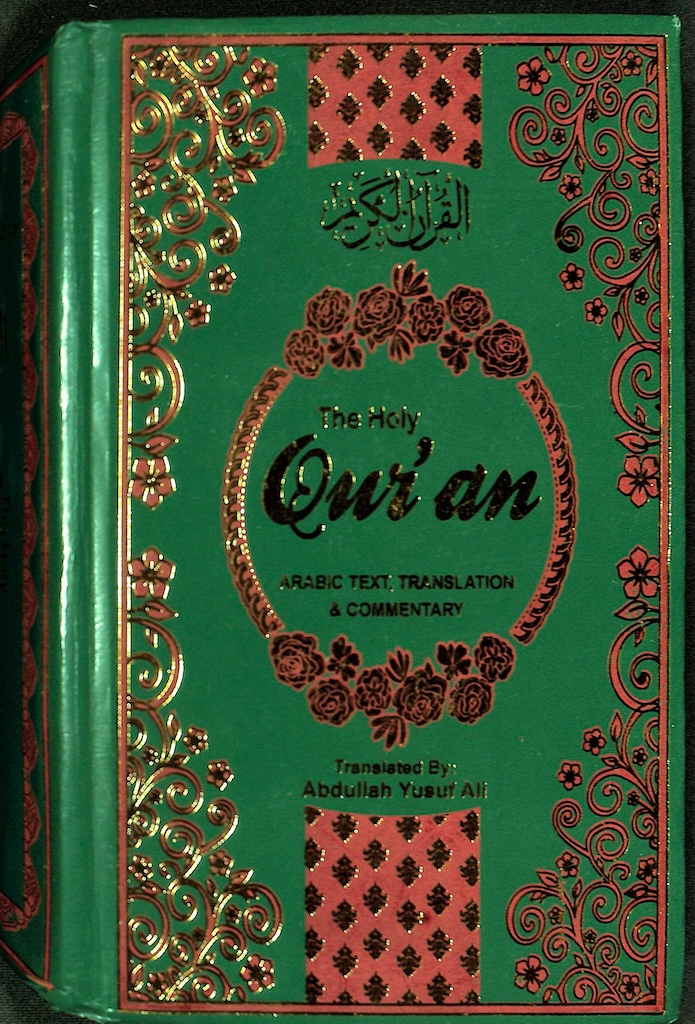 Capa de Corão com edição em árabe e inglês