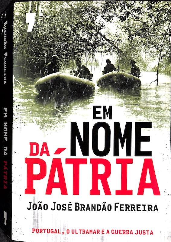 Capa do livro Em nome da pátria: Portugal, o Ultramar e a guerra justa, imagem com militares portugueses em pneumáticos de guerra.