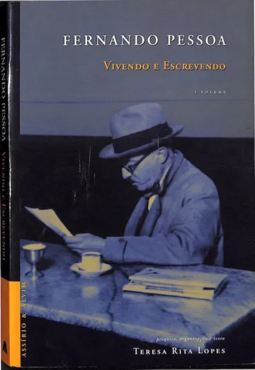 Capa do livro: Fernando Pessoa, vivendo e escrevendo; com imagem do poeta no Café Martinho da Arcada.