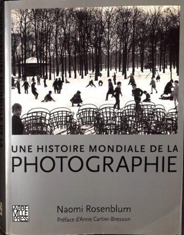 capa livro Une histoire mondiale de la photographie, com fotografia antiga de crianças a brincar na neve no Jardim du Luxembourg