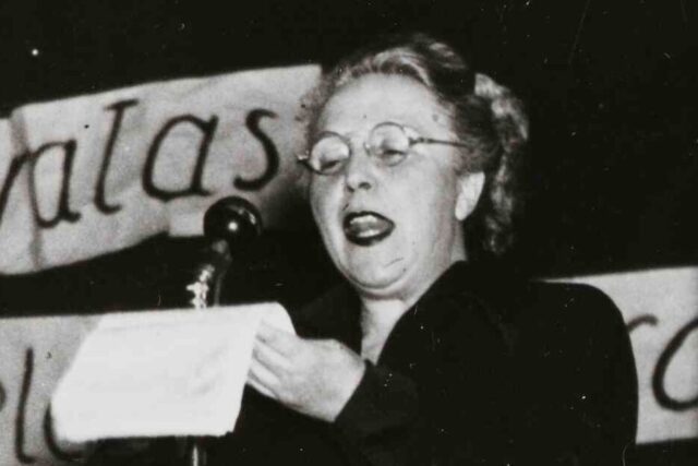 Maria Lamas a discursar em 1949